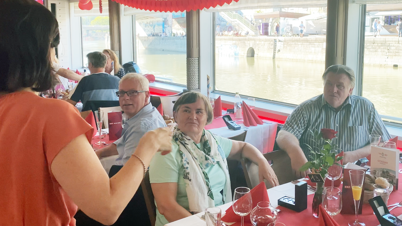 "Liebesgschichten"-Macherin Nina Horowitz unterhält sich bei der Präsentation mit Kandidaten aus der Sendung