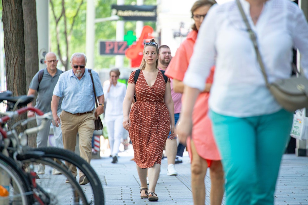 In der Stadt tragen nur noch die wenigsten Masken im Freien. Symbolbild.