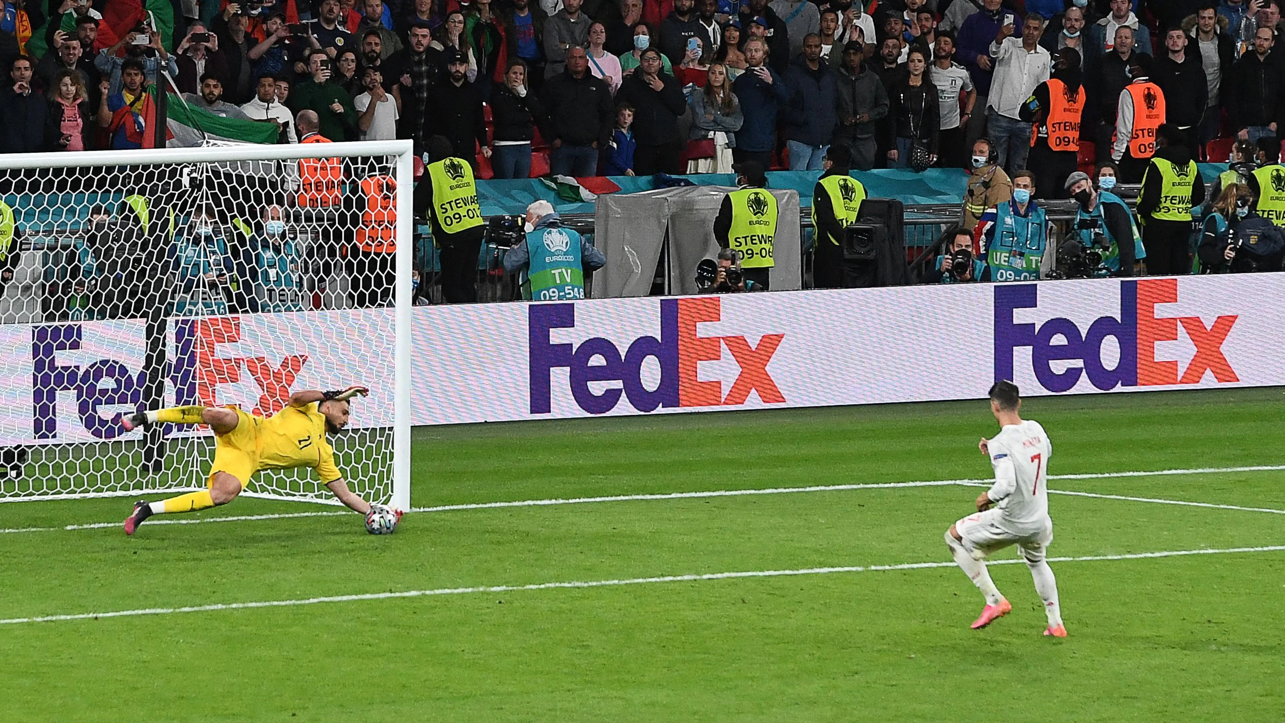 Donnarumma hält den Morata-Elfer.