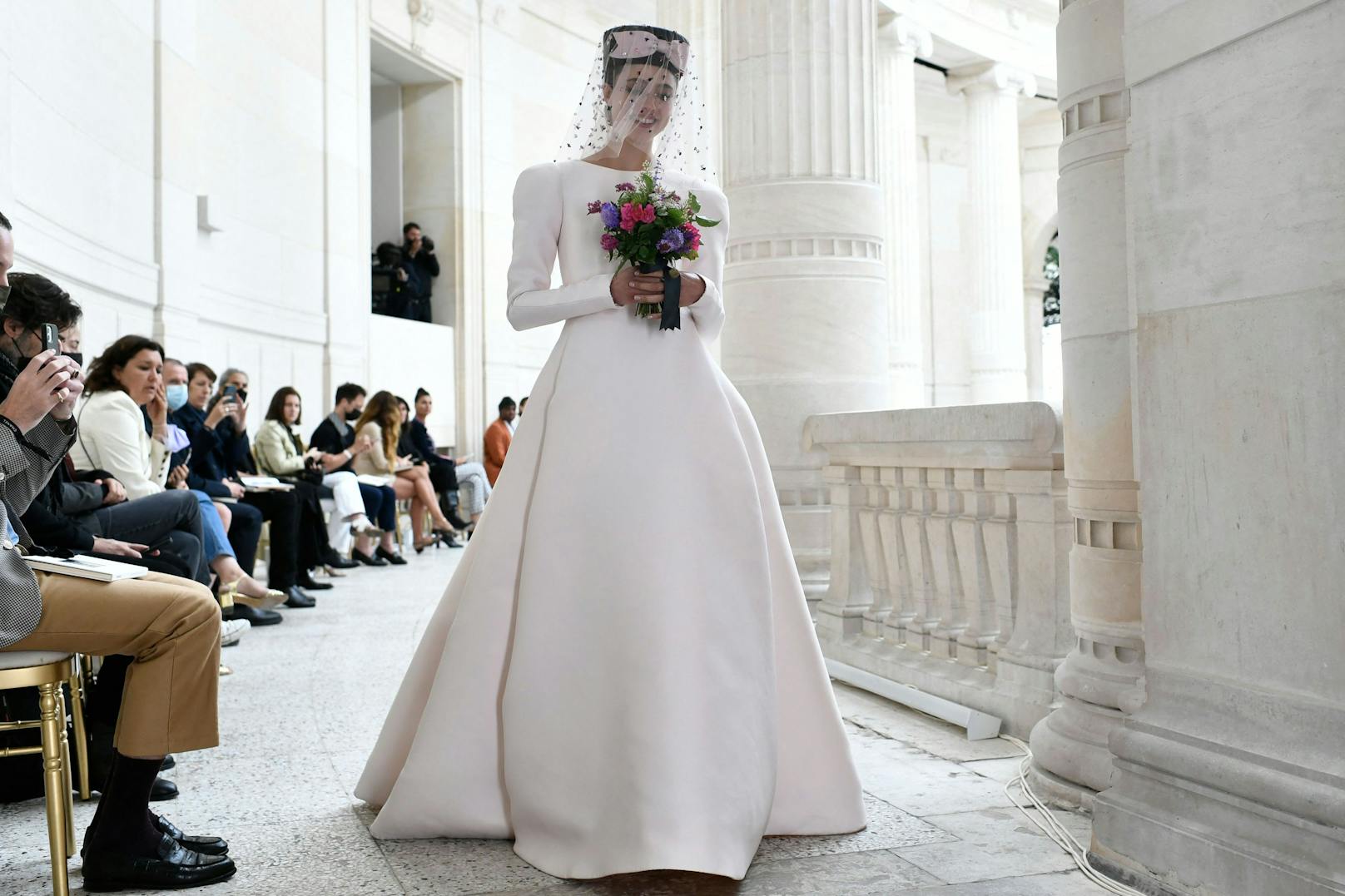 Das Highlight einer jeden Haute Couture Show: Das Brautkleid, bei dem sich Designerin&nbsp;<a href="https://www.heute.at/s/chanel-metiers-dart-2021-nur-kristen-stewart-war-gast-100117126">Virginie Viard</a>&nbsp;zurückhielt und auf zeitlose Eleganz ohne Schnickschnack setzte.
