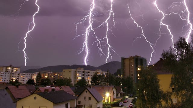 Ein schweres Gewitter entlädt Blitze über Linz. Archivbild