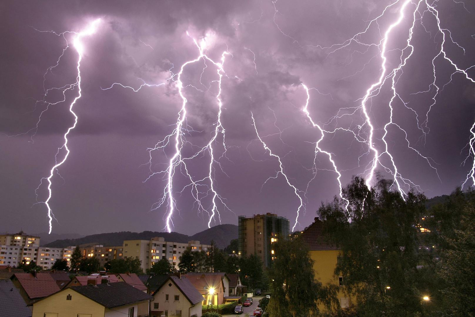 Ein schweres Gewitter entlädt Blitze über Linz. (Archivbild)