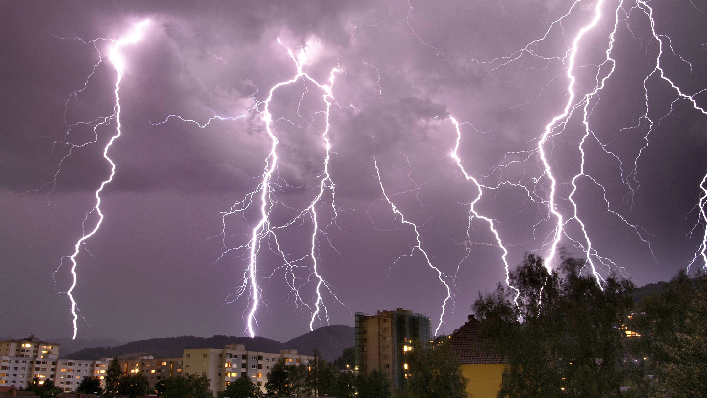 Ein schweres Gewitter entlädt Blitze über Linz. Archivbild