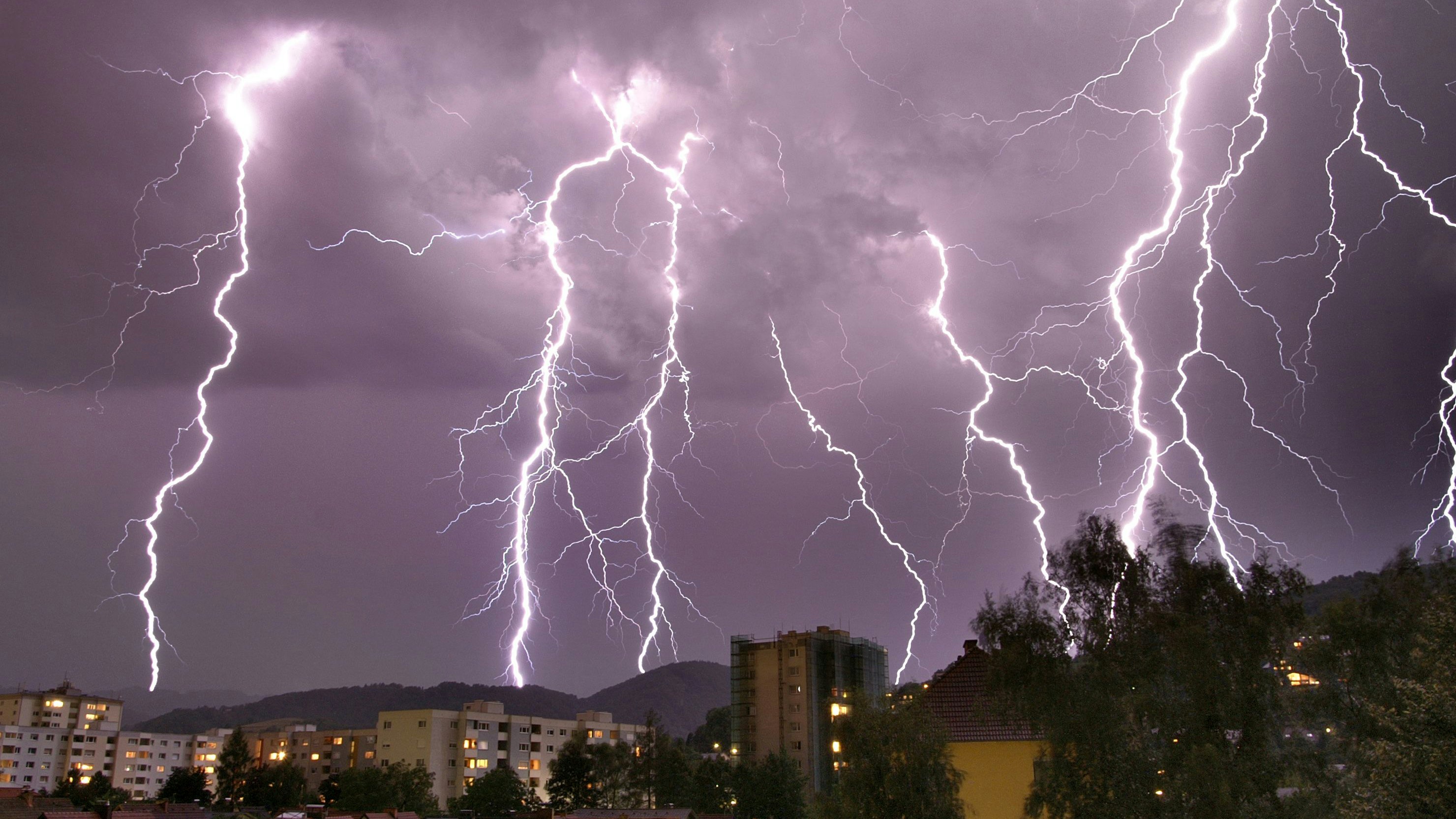 Ein schweres Gewitter entlädt Blitze über Linz. Archivbild