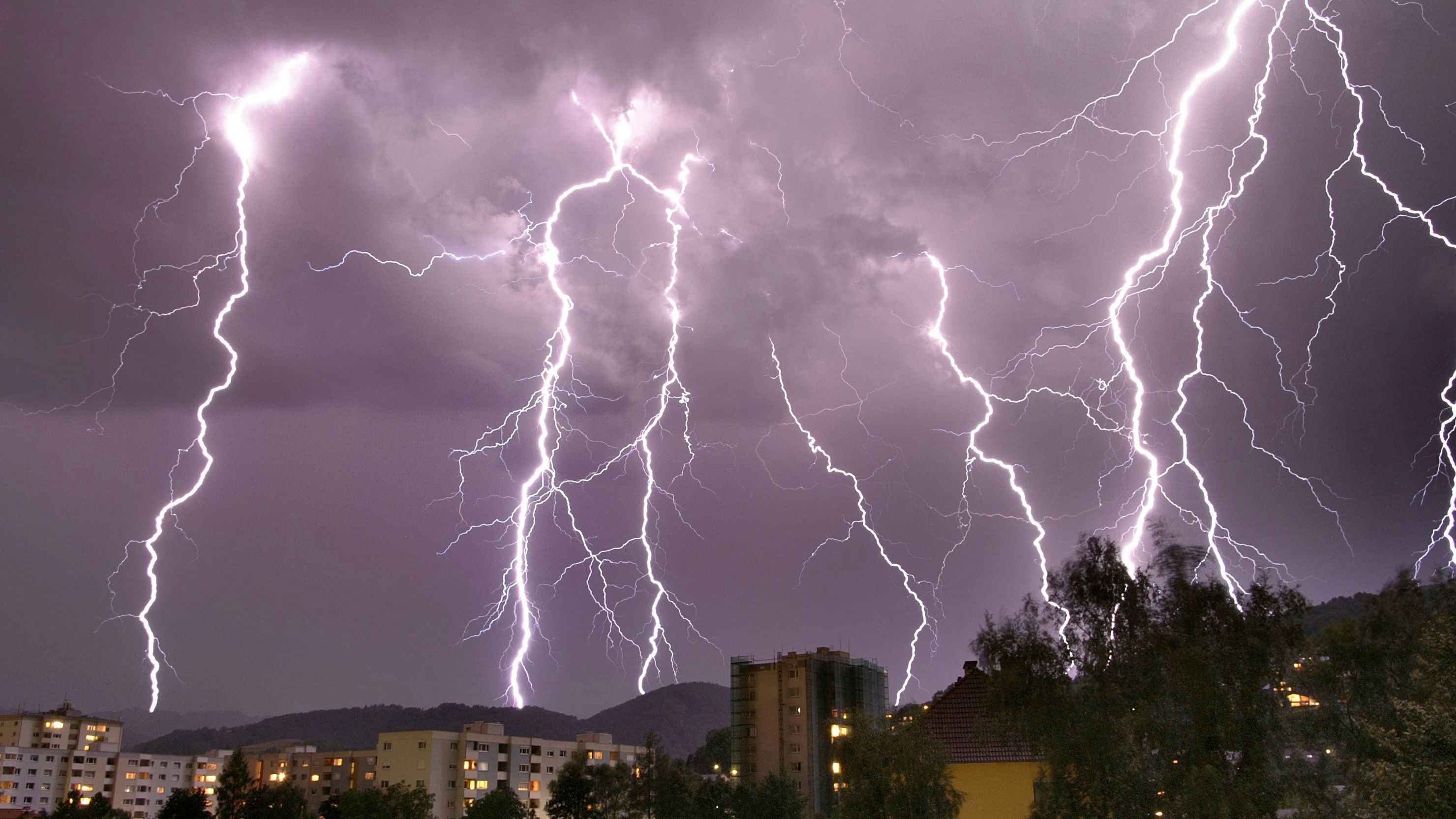 Ein schweres Gewitter entlädt Blitze über Linz. Archivbild