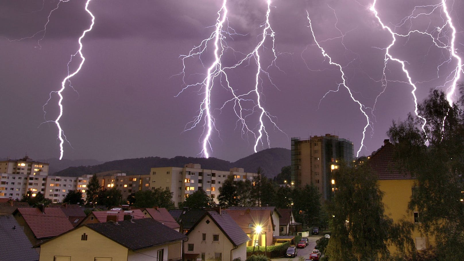 Ein schweres Gewitter entlädt Blitze über Linz. Archivbild