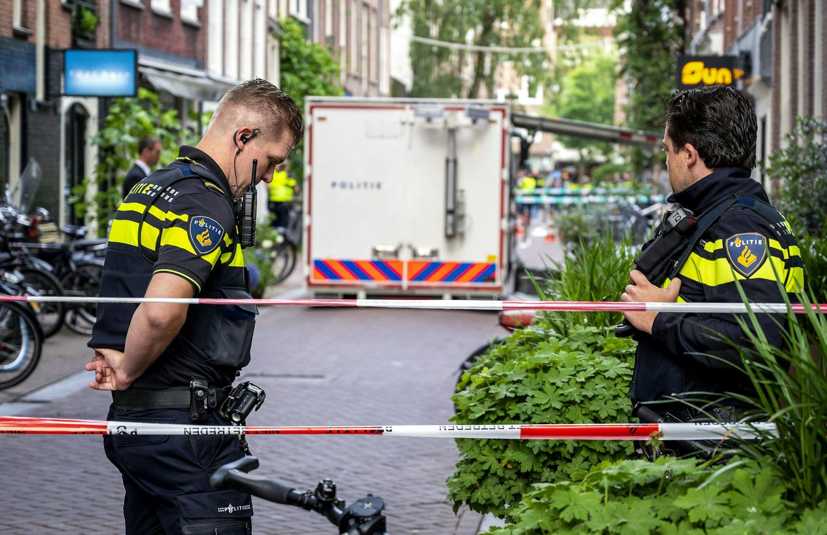 Auf den prominenten niederländischen Kriminalreporter Peter R. de Vries ist mitten in Amsterdam (NL) ein Anschlag verübt worden.