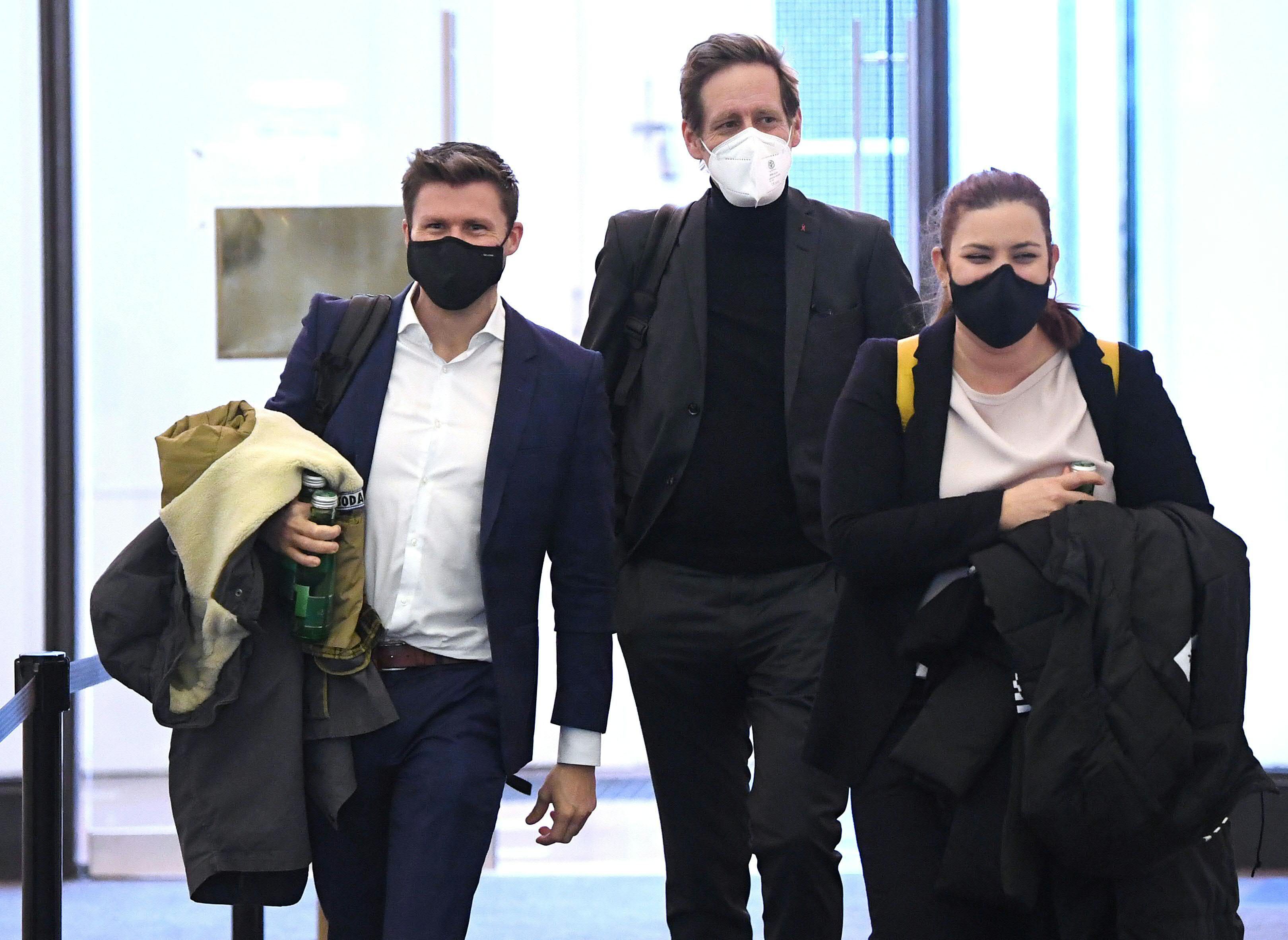 David Stögmüller (Grüne, li.) wurde positiv auf das Coronavirus getestet. Das Archivbild zeigt ihn zusammen mit SPÖ-Politiker Jan Krainer und Grünen-Fraktionsführerin Nina Tomaselli.