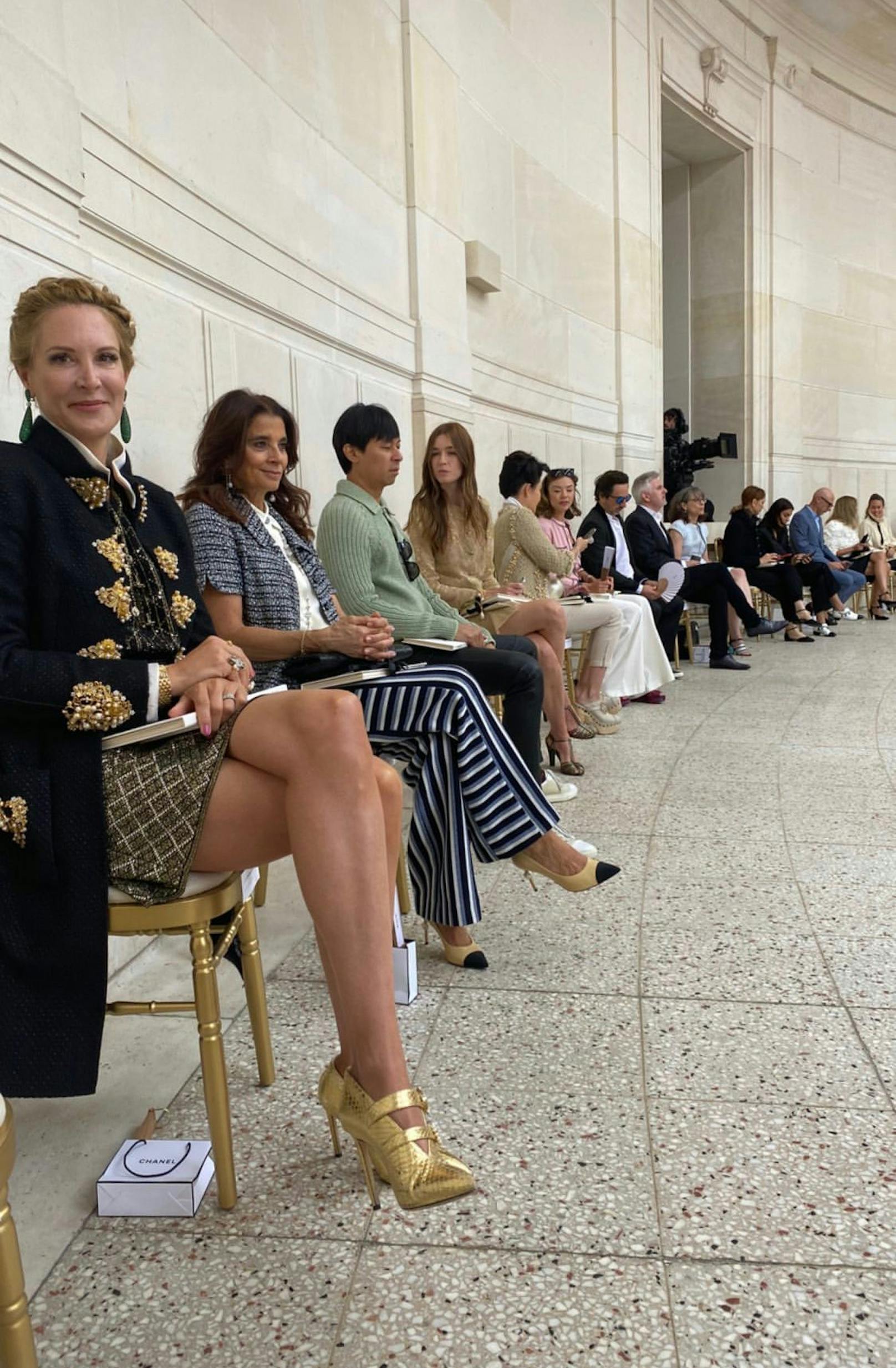 "<em>Heute</em>"-Herausgeberin Eva Dichand durfte die Gästeliste der Haute Couture Show von Chanel ergänzen.