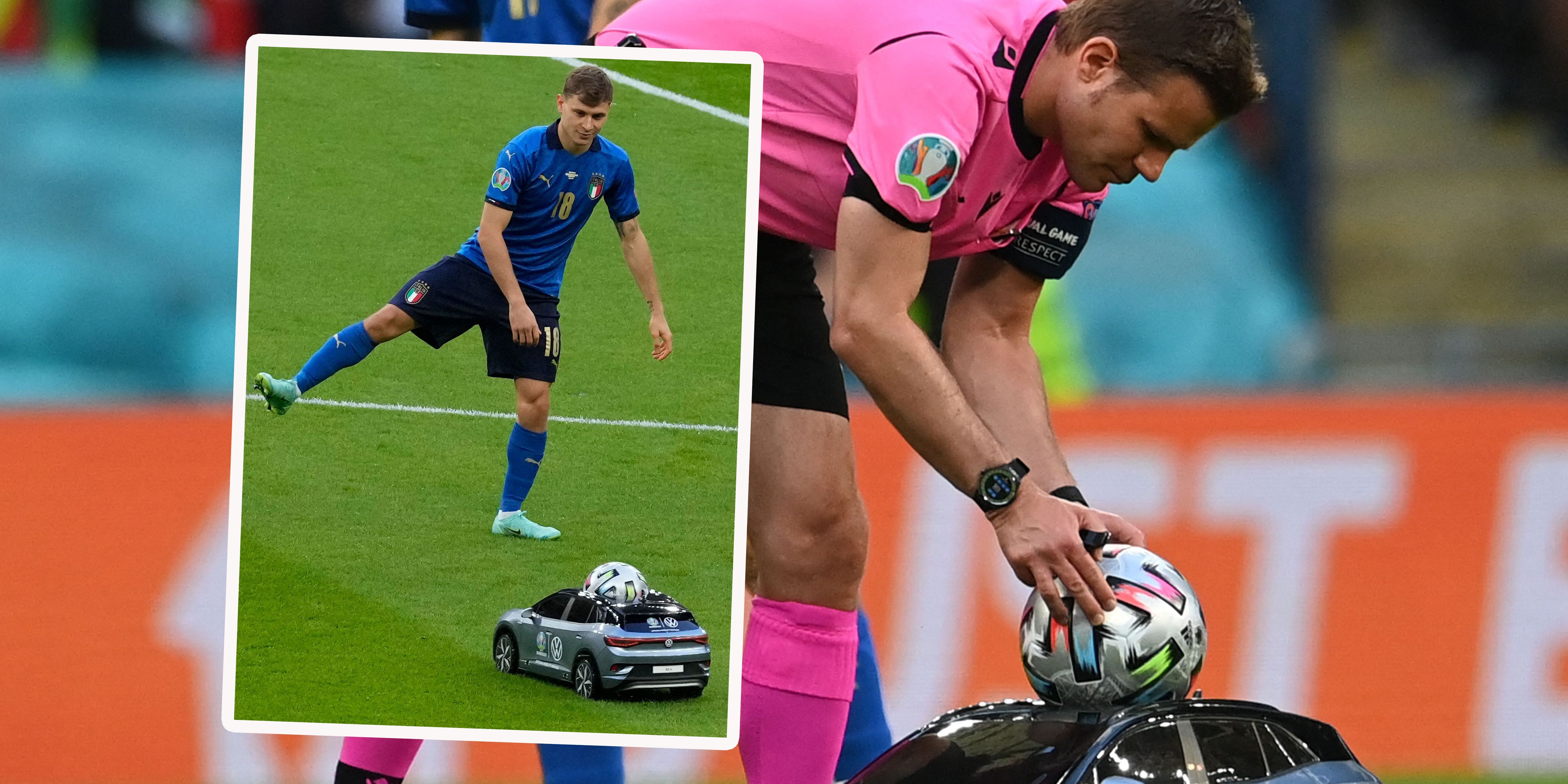 Schiedsrichter Felix Brych nimmt den Spielball entgegen.