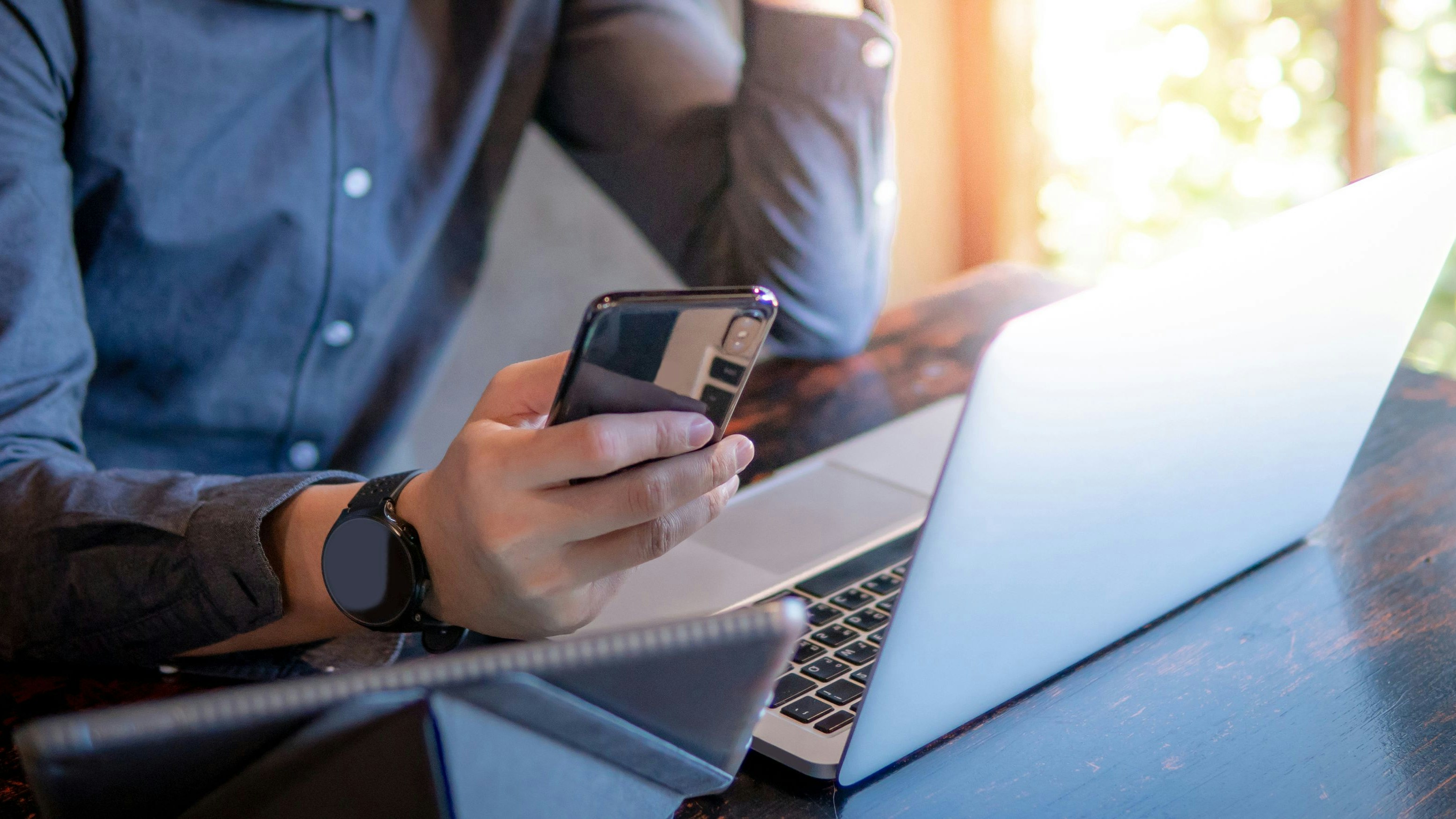 Mann war schockiert als er seine Handyrechnung sah.