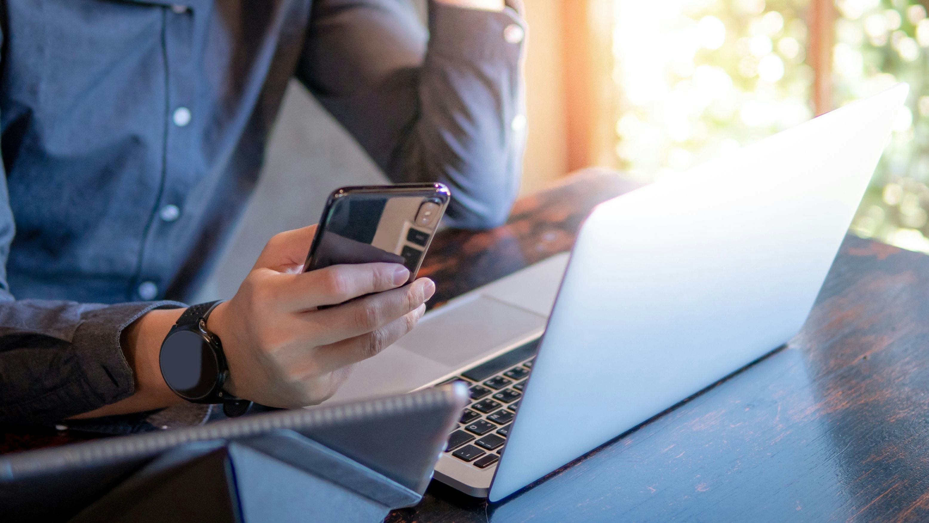 Mann war schockiert als er seine Handyrechnung sah.