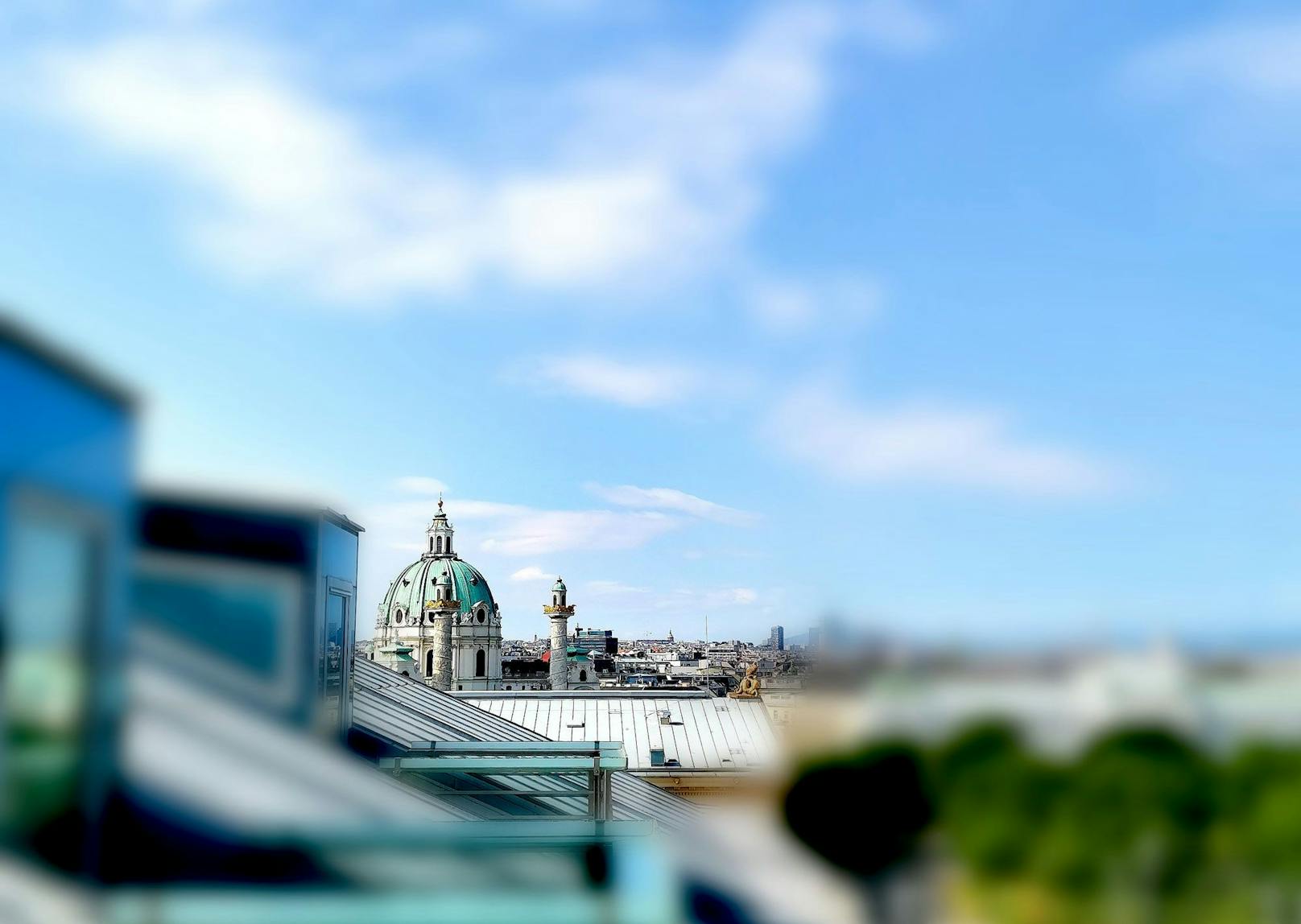 Ein wahrhaft unverwechselbarer Ausblick auf die Wiener Karlskirche - aufgenommen von der Terrasse des Hotel Imperial.
