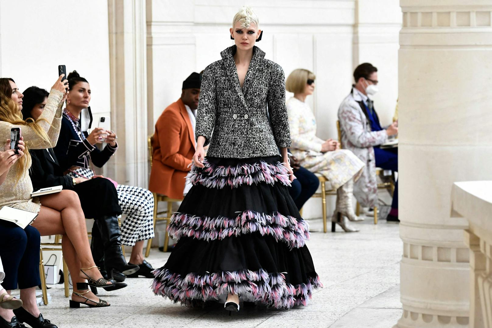 Chanel präsentierte im Rahmen der Pariser Houte Couture Woche als eine von nur acht Luxushäusern die neue Kollektion als Live Show.