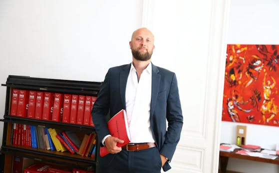 Anwalt Florian Kreiner vertritt das Stichopfer, fordert eine Anklage wegen Mordversuchs für die Angreifer.