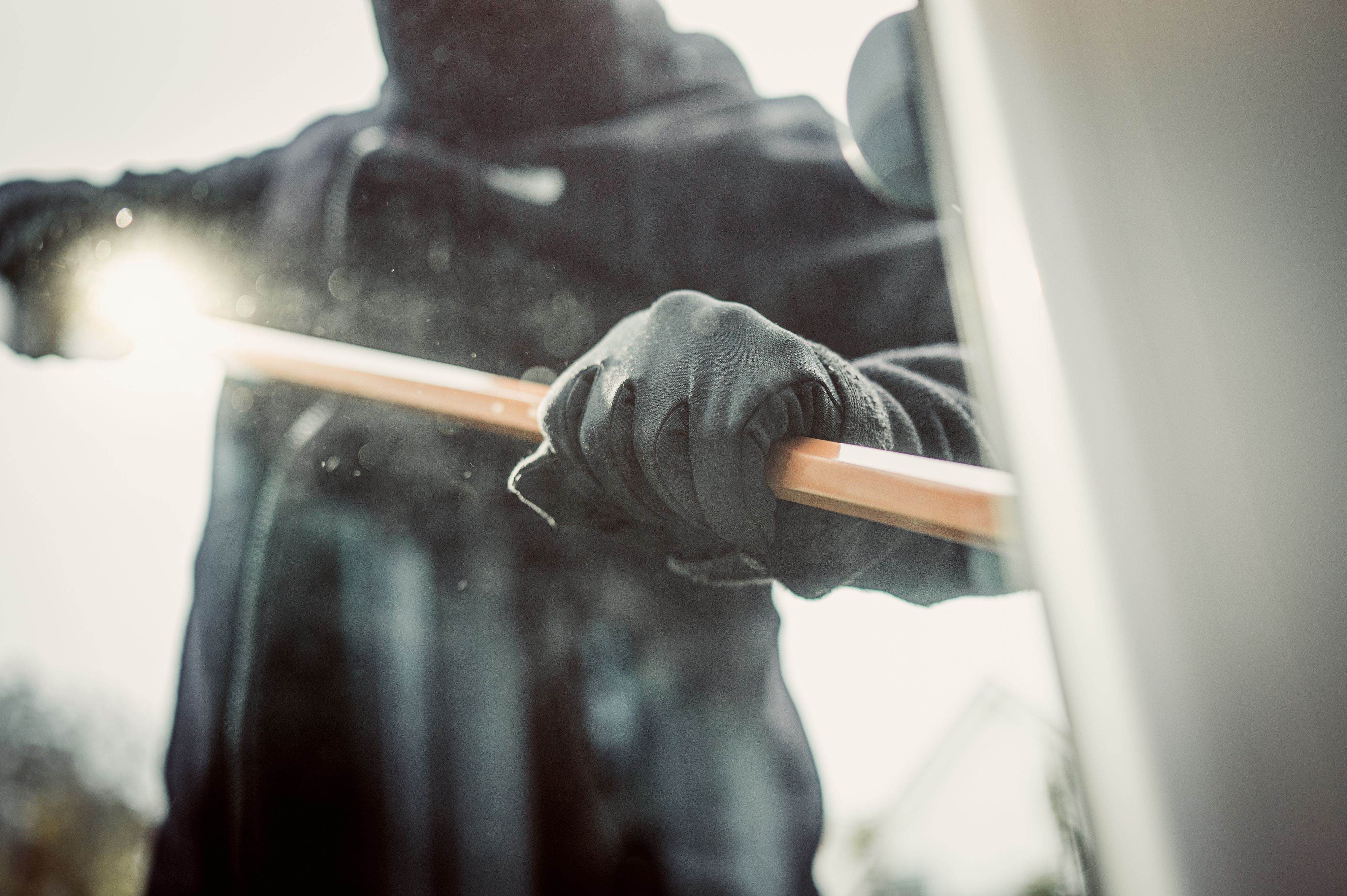 Die beiden tatverdächtigen Teenager machten sich mit Eisenstangen an Pkws zu schaffen