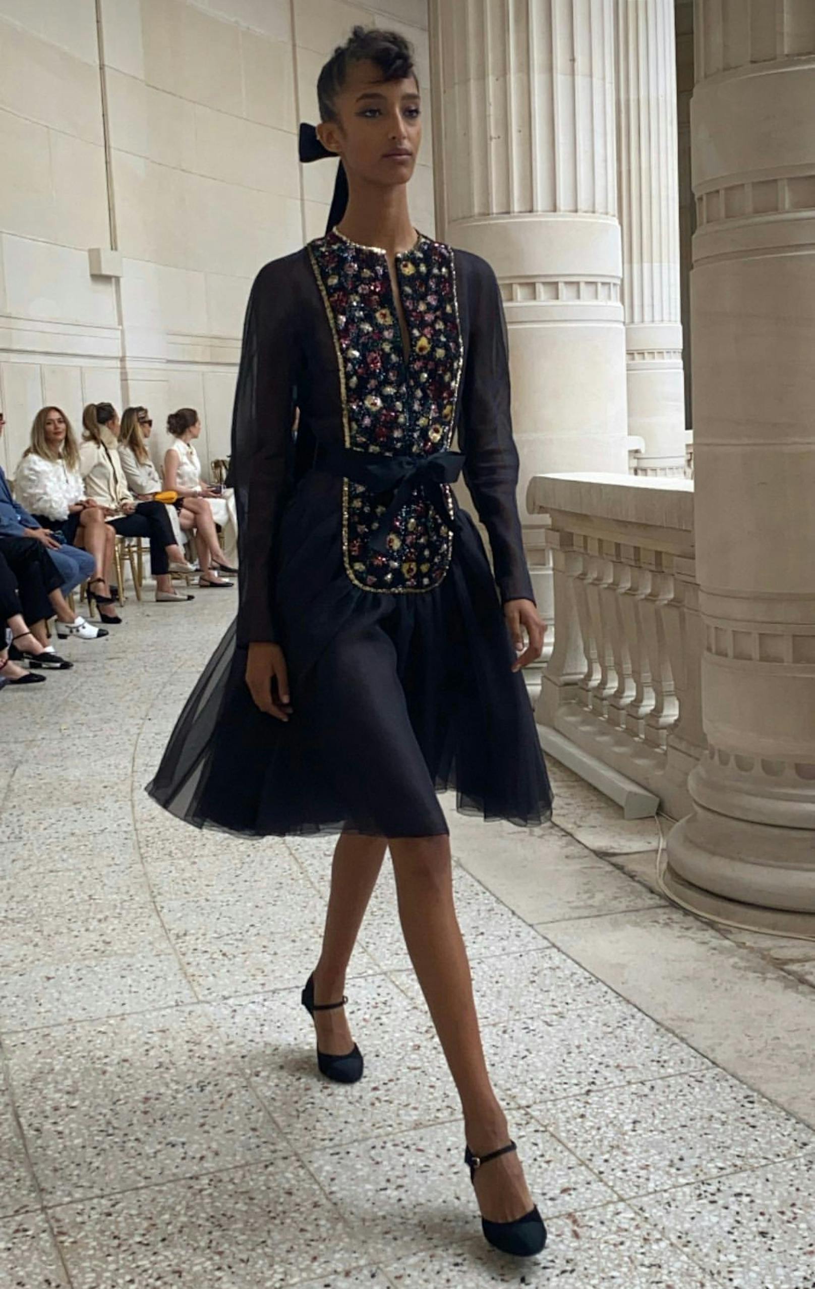 Chanel-Designerin <a href="https://www.heute.at/s/chanel-metiers-dart-2021-nur-kristen-stewart-war-gast-100117126">Virginie Viard</a>&nbsp;setzt vor allem auf Details.