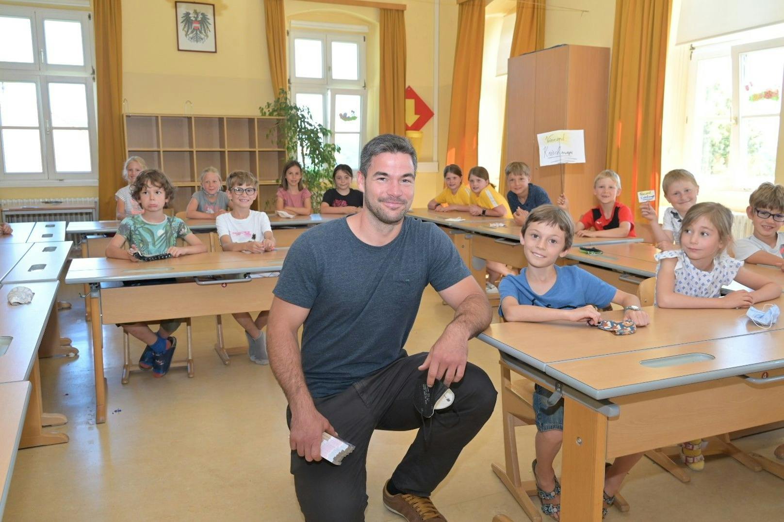 Für einen Tag kehrte Ski-Weltmeister Vincent Kriechmayr an seine Volksschule zurück.