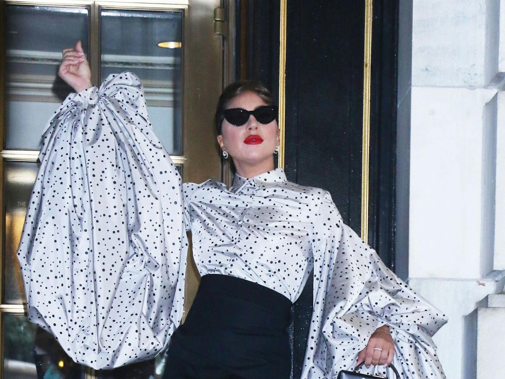 Lässt die goldene Hollywood-Ära outfittechnisch auferstehen: Lady Gaga. 