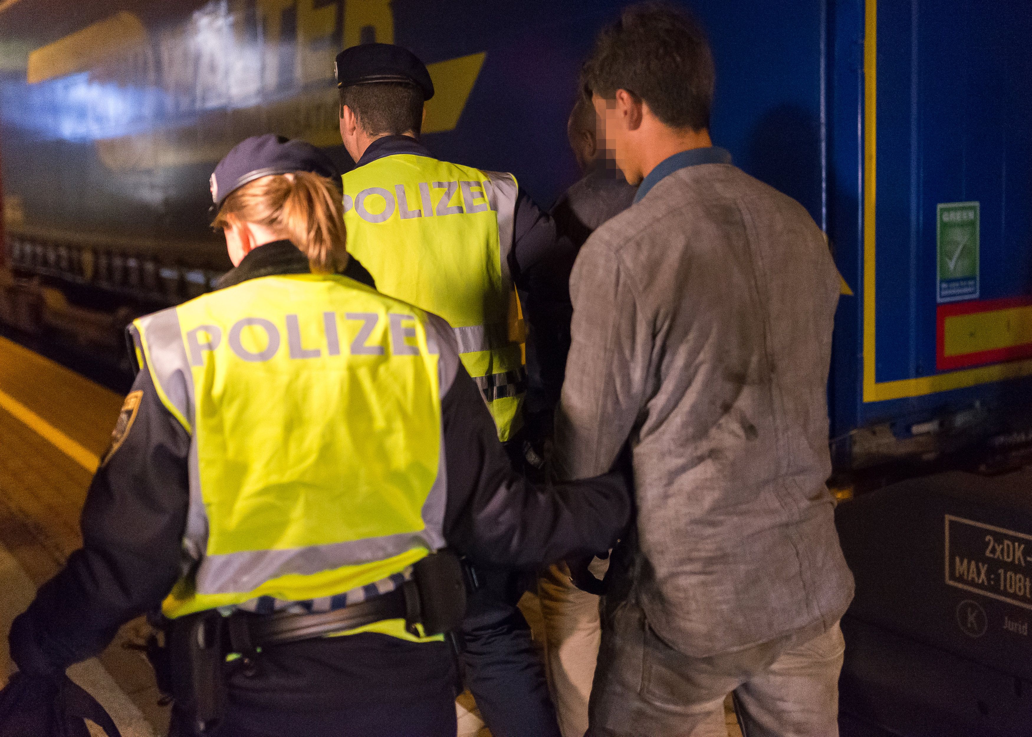 Ein aufgegriffener Flüchtling an der Grenze. Ein Pushback durch die Polizei sorgt nun für Wirbel.
