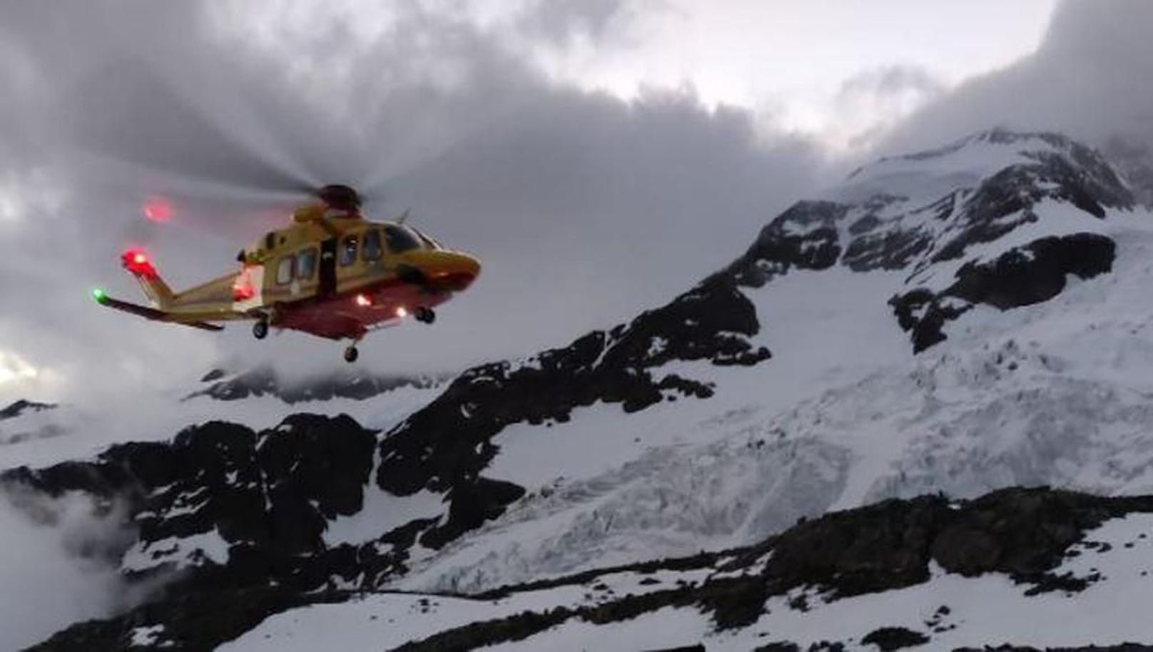 Der Rettungsheli der Air Zermatt konnte im Sturm nicht landen und musste wieder abdrehen.