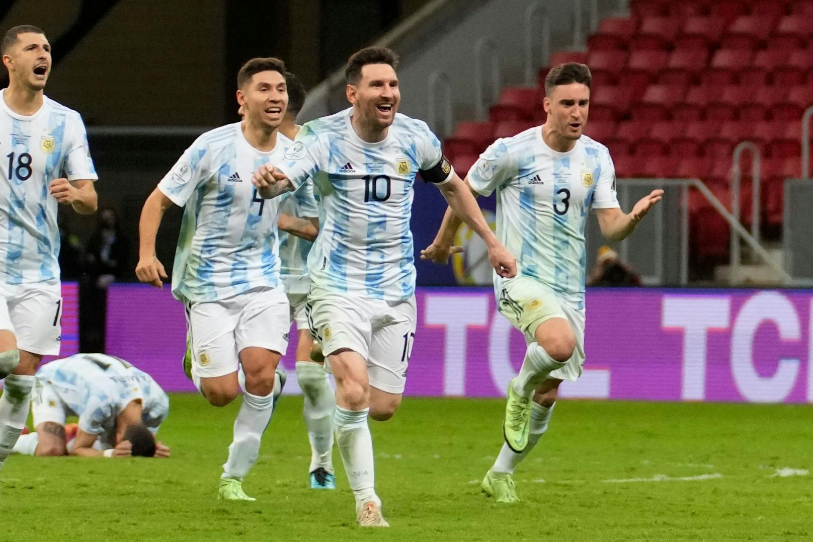 Lionel Messi jubelt mit seinen argentinischen Landsmännern über den Finaleinzug.