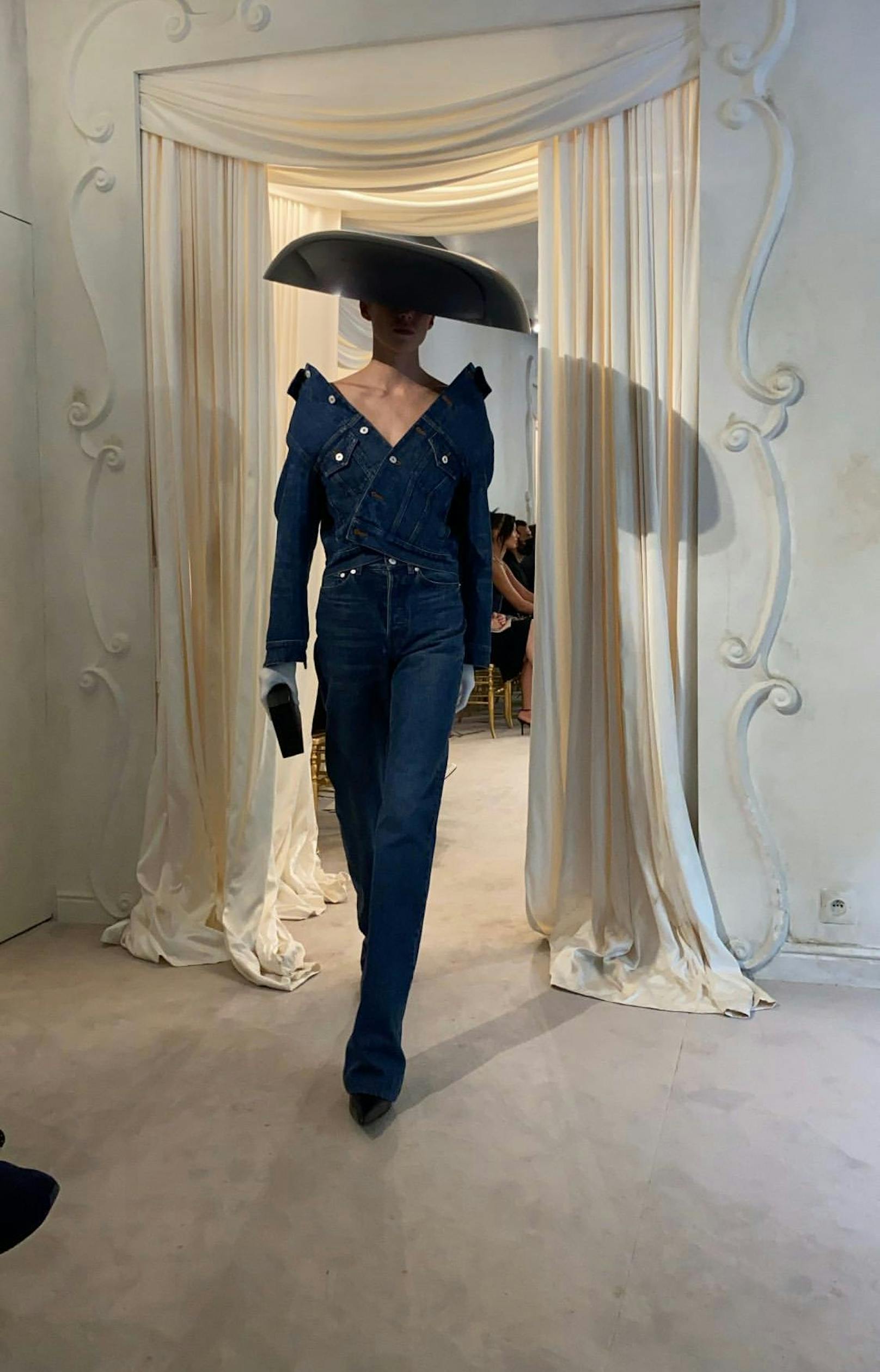 "Heute"-Herausgeberin Dr. Eva Dichand war bei der Präsentation der neuen Couture-Kollektion von Balenciaga in Paris zugegen und schoss die ersten Fotos aus der Front Row.