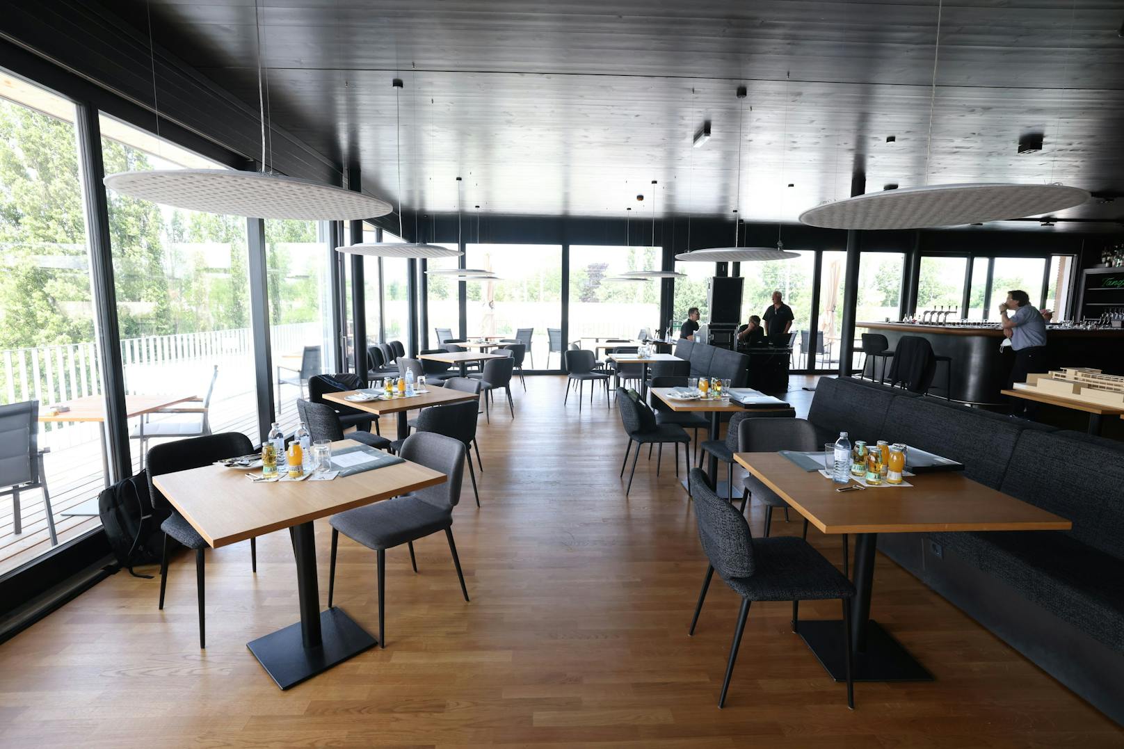 Im "V8cht" Restaurant sind alle Fronten verglast, eine Terrasse reicht rundum das Lokal.