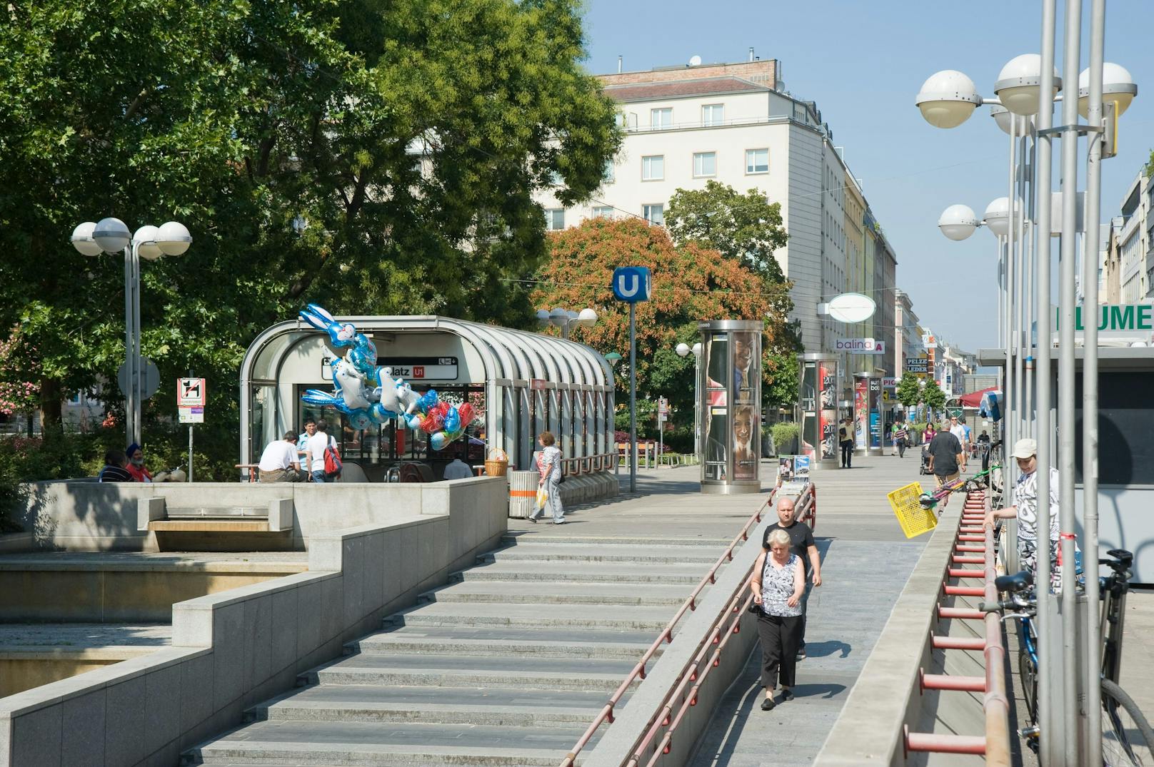 Fußgängerzone Favoriten mit U-Bahn-Station Keplerplatz. Symbolbild