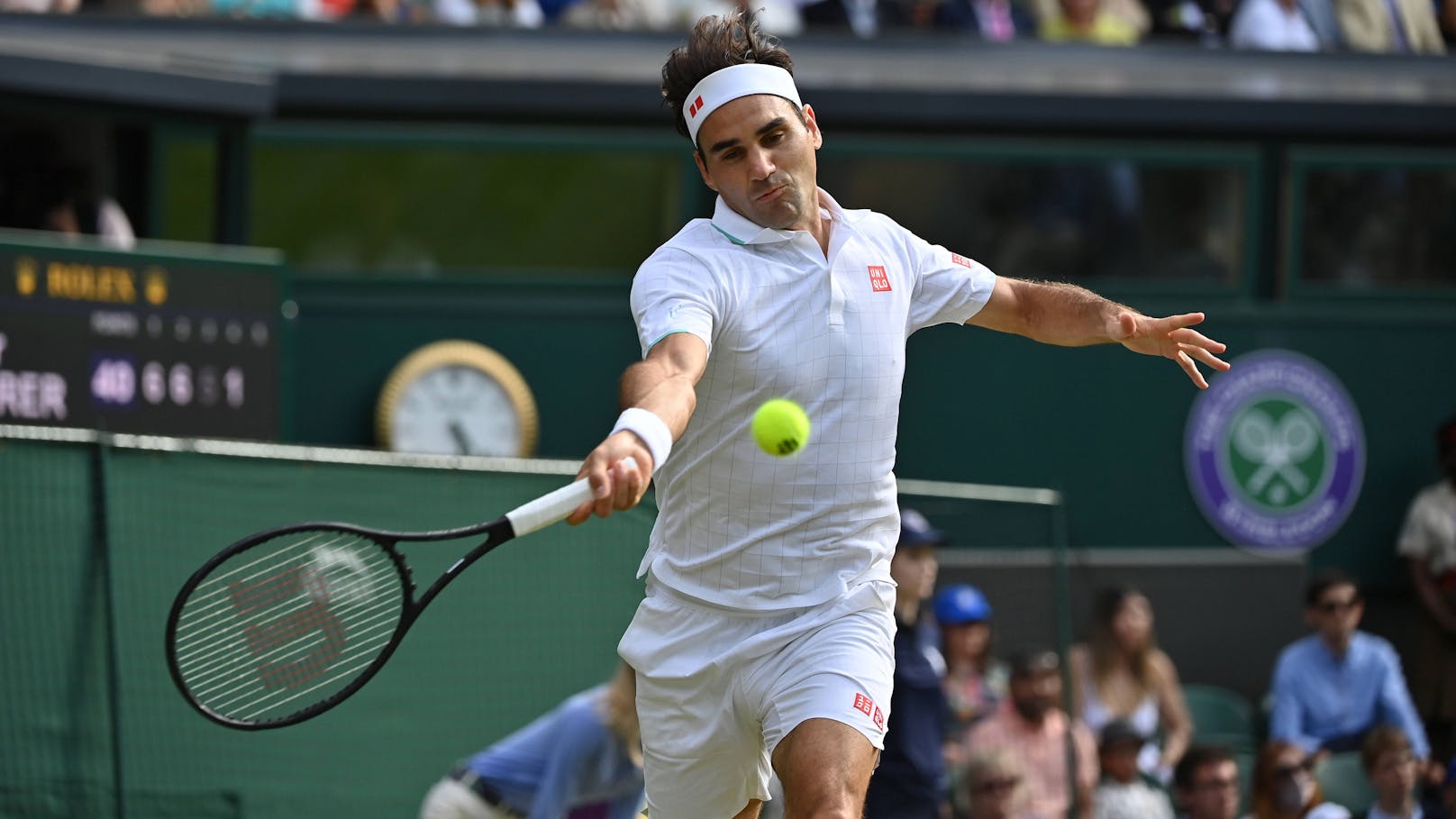 Rekordchampion Roger Federer ist im Viertelfinale von Wimbledon krachend gescheitert.