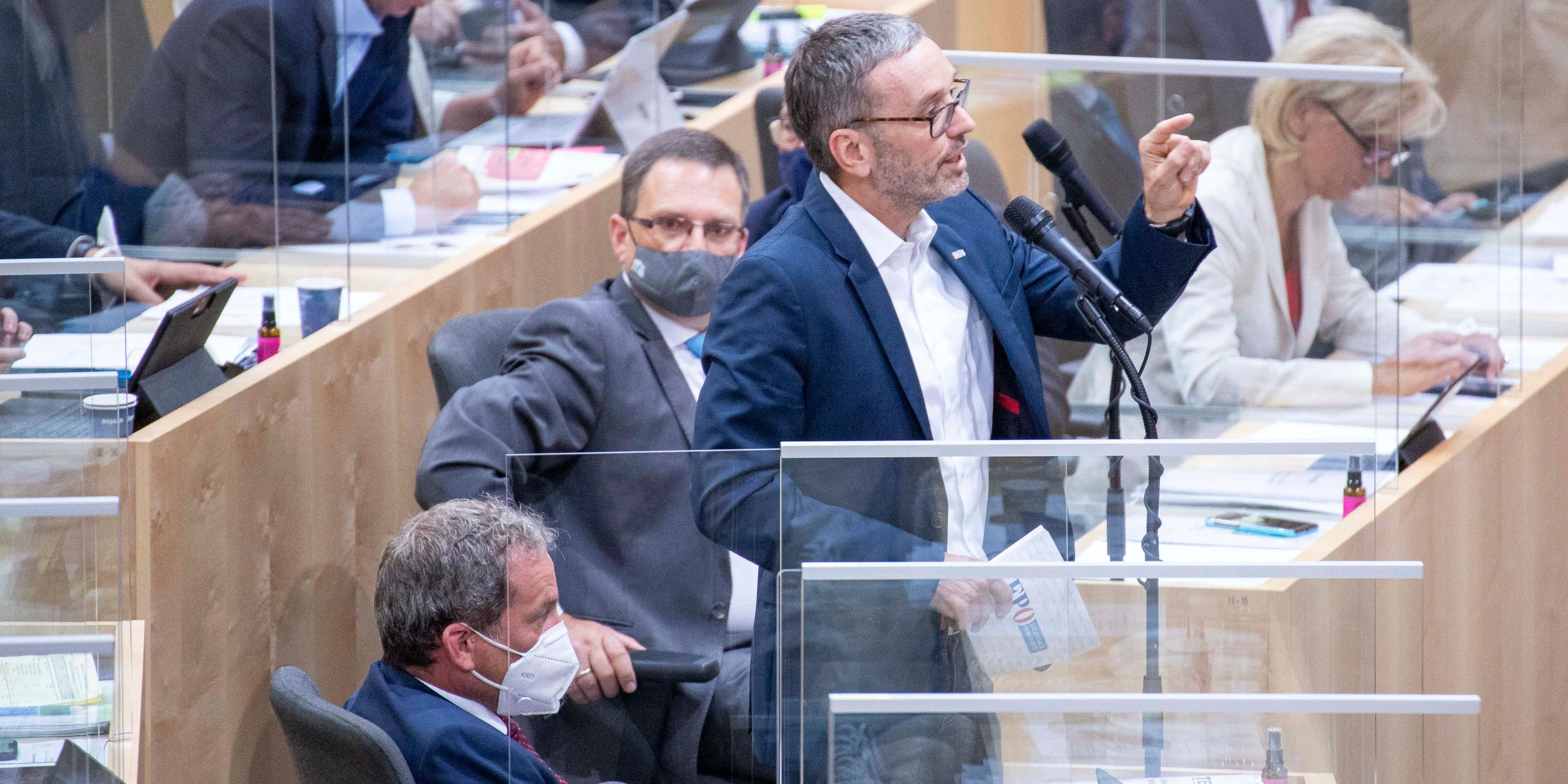 Politiker lassen im Parlament öfter die Maske fallen - Vimarsana News