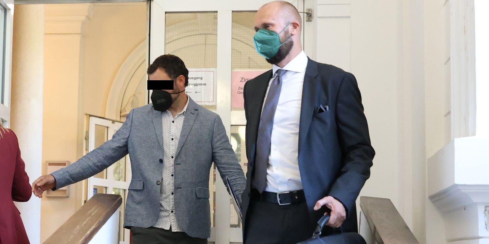 Turpal I. (33) kam im Sakko, rechts sein Anwalt Florian Kreiner.