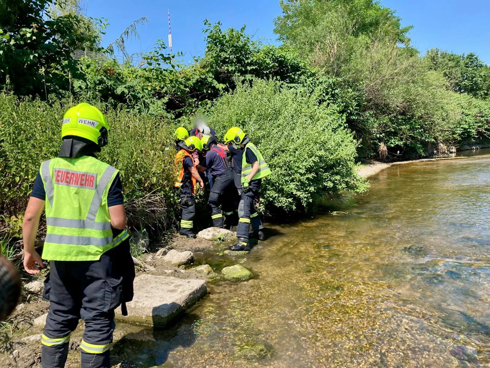 Die Feuerwehr befreite den Mann aus seiner misslichen Lage.
