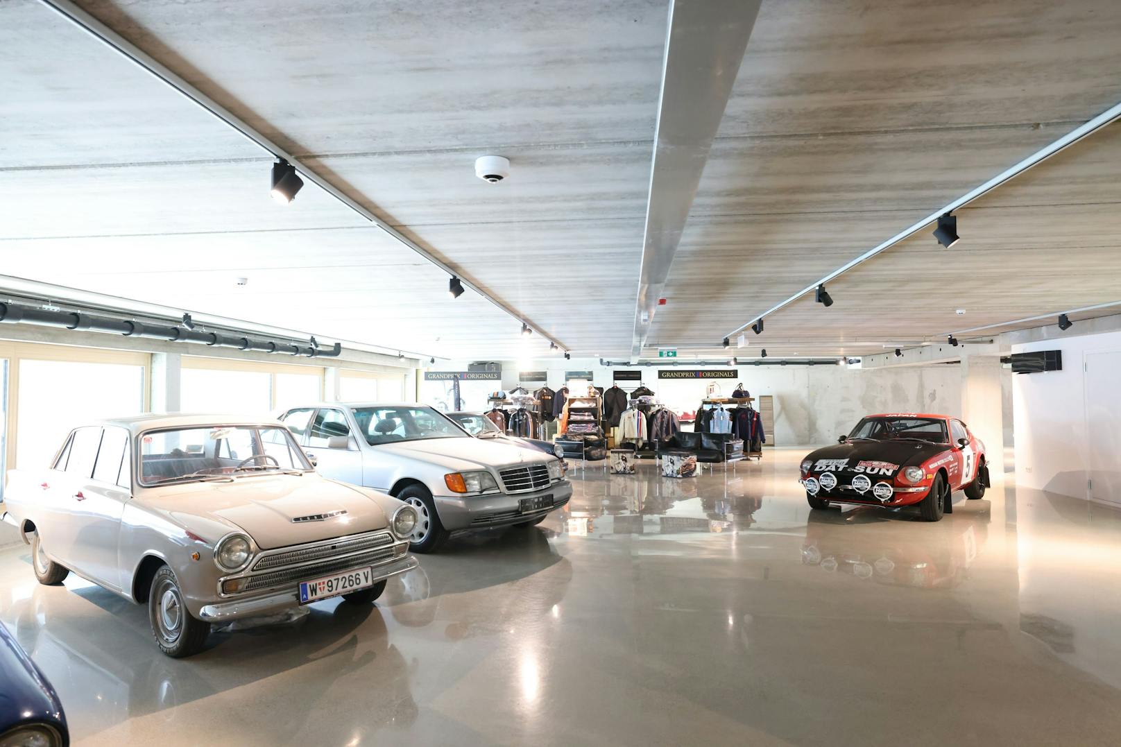 In den hochmodernen Garagen des Classic Depots reihen sich wertvolle Oldtimer aneinander.