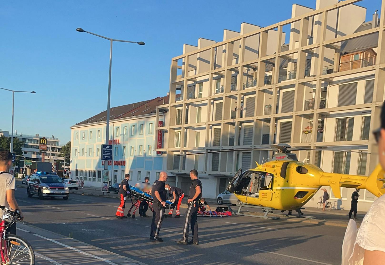 Der Rettungshubschrauber landete auf der Wagramer Straße (Wien-Donaustadt)
