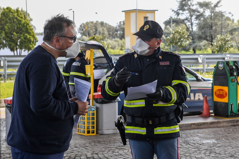 Polizeikontrolle an einem Autobahn-Rastplatz bei Reggio Calabria im Süden Italiens. Symbolbild