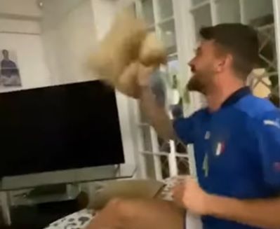Leonardo Spinazzola feiert den Finaleinzug in seinem Wohnzimmer.