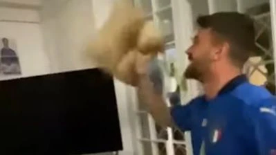 Leonardo Spinazzola feiert den Finaleinzug in seinem Wohnzimmer.