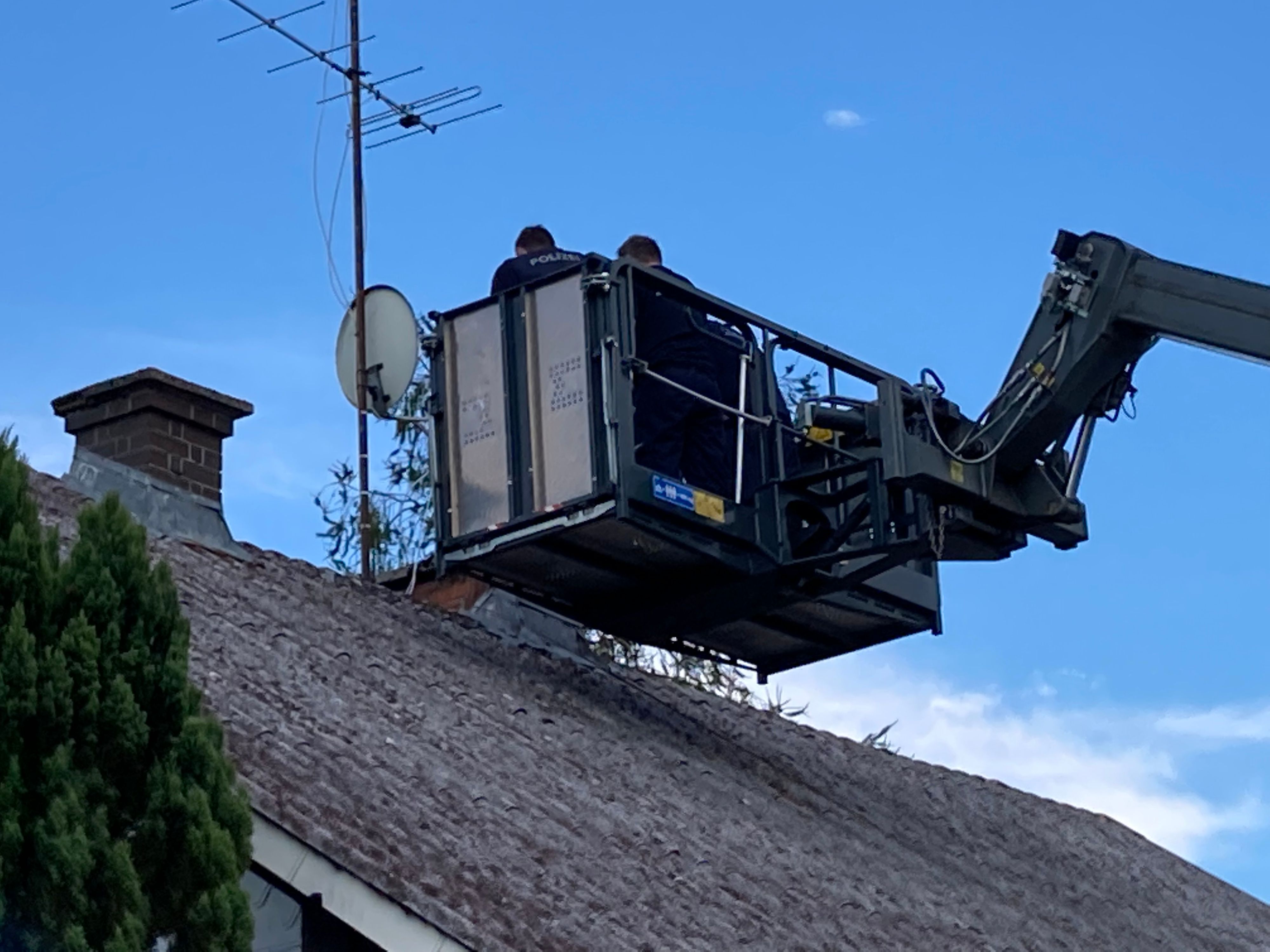 Die Kameraden der Freiwilligen Feuerwehr Aurolzmünster fuhren mit der Drehleiter nach oben, saugten mit einem Schlauch den Vogel im Kamin an und holten ihn nach oben.