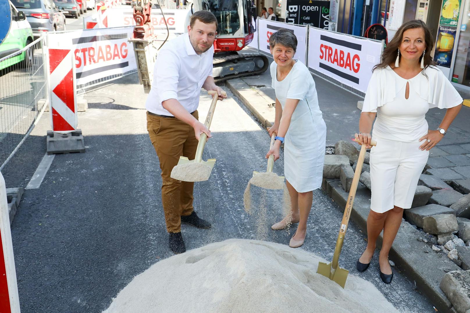 Neos-Bezirksrat Johannes Mühlbacher, grüne Bezirksvorsteherin Silvia Nossek (M.) und SPÖ-Planungsstadträtin Ulli Sima (r.)