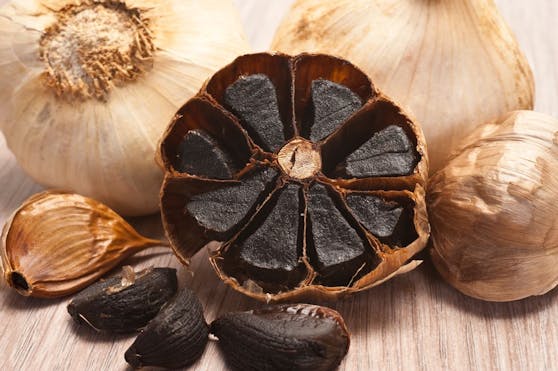 Der schwarze Knoblauch wird mehrere Wochen fermentiert.