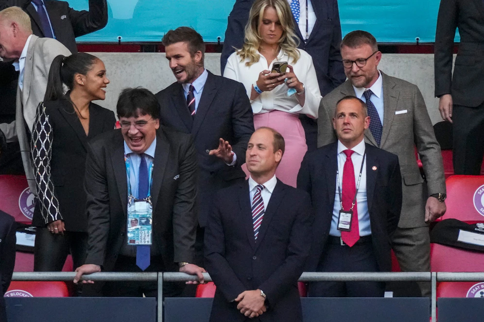 David Beckham (Mitte) unterhält sich mit seiner Sitznachbarin Alex Scott.