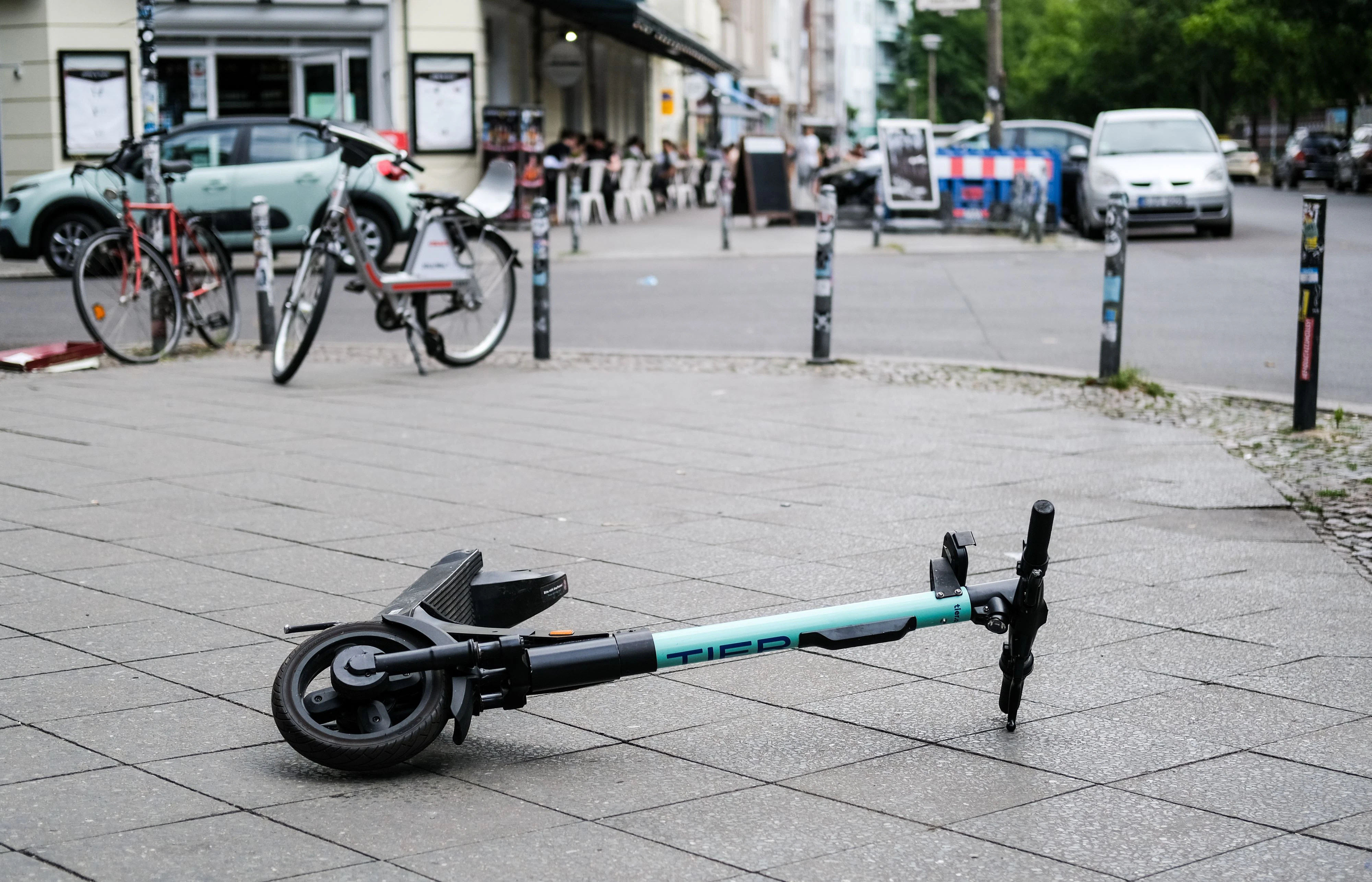 Ein umgekippter E-Scooter (Symbolbild)