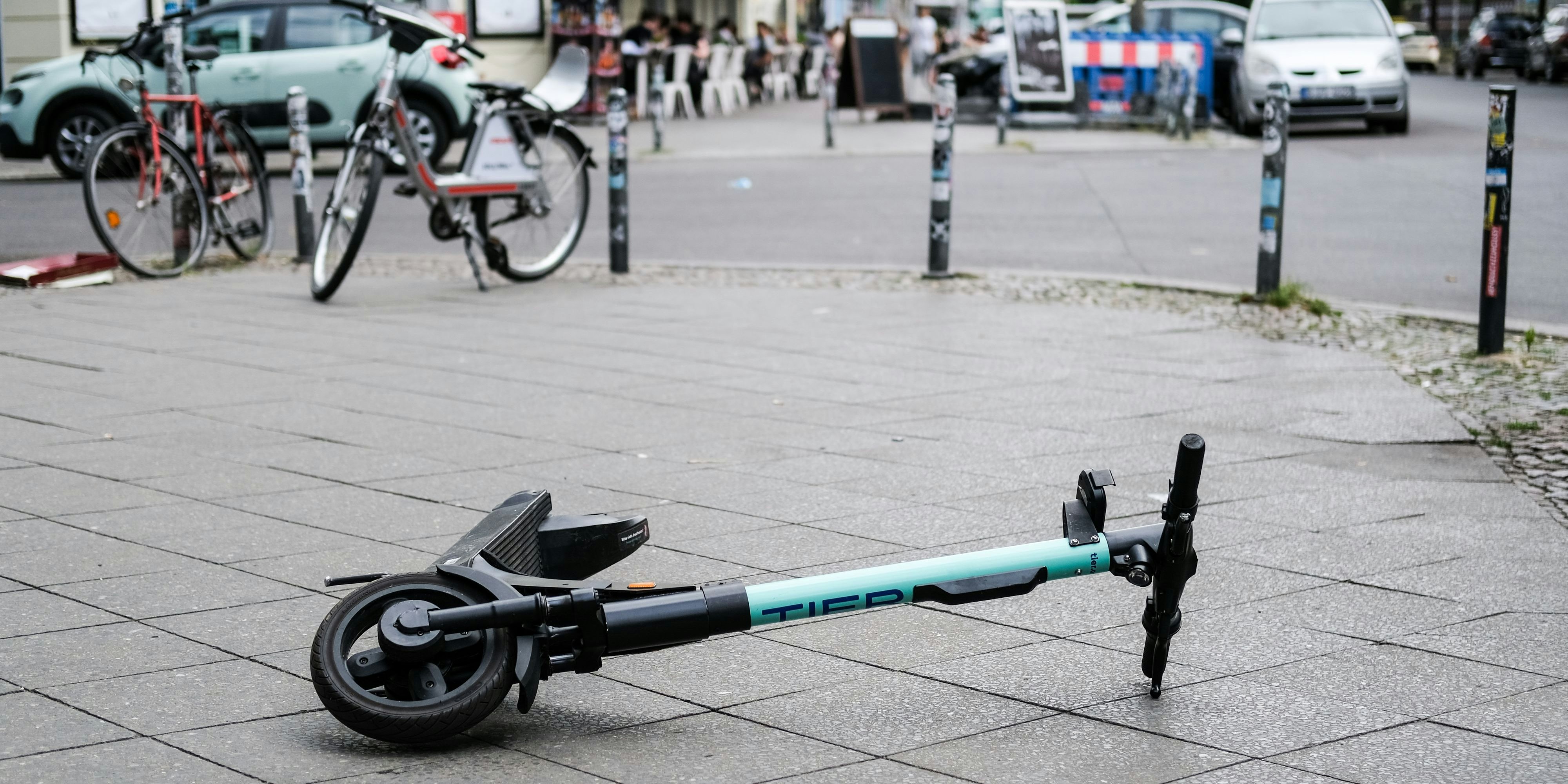 Ein umgekippter E-Scooter (Symbolbild)