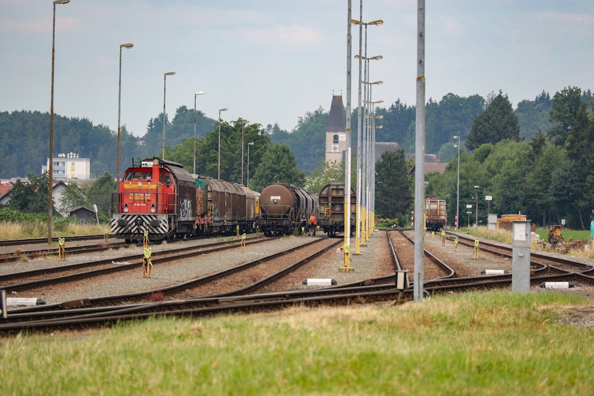 Bei Verschubarbeiten auf der Lokalbahnstrecke Lambach-Gmunden kam es am Donnerstag zu einem tödlichen Unfall.