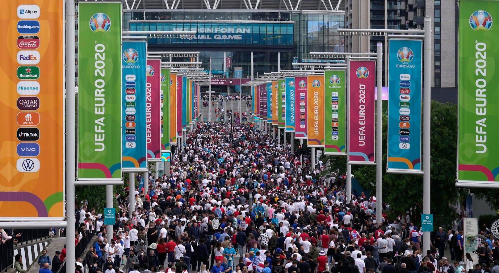 60.000 Fans durften trotz Corona-Krise ins Wembley Stadion.