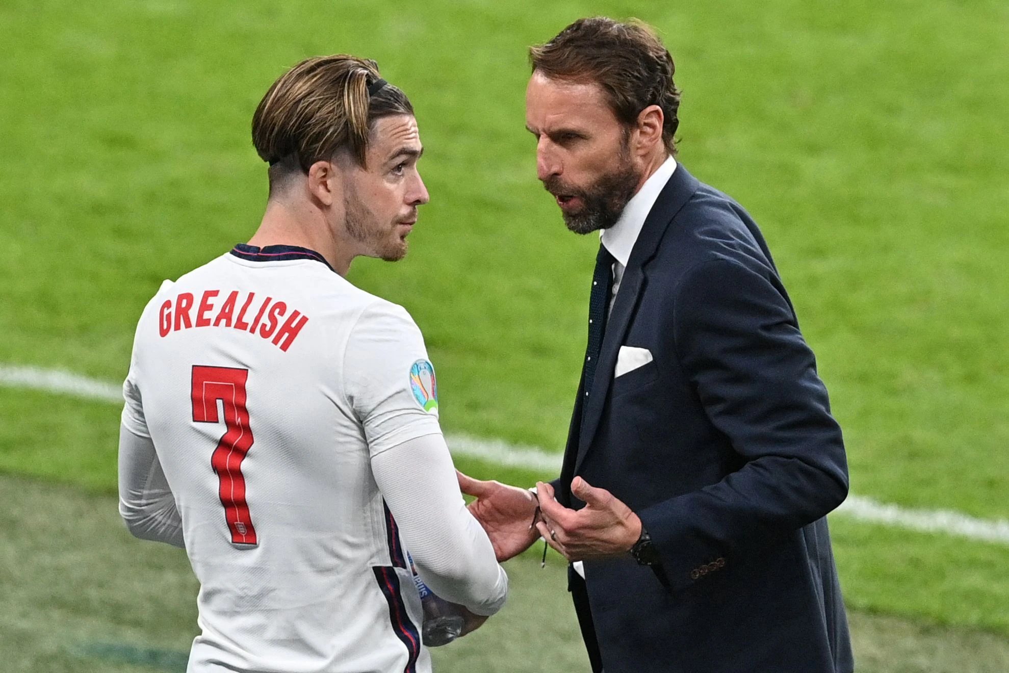 Gareth Southgate erklärt Jack Grealish, dass er wieder vom Feld muss.