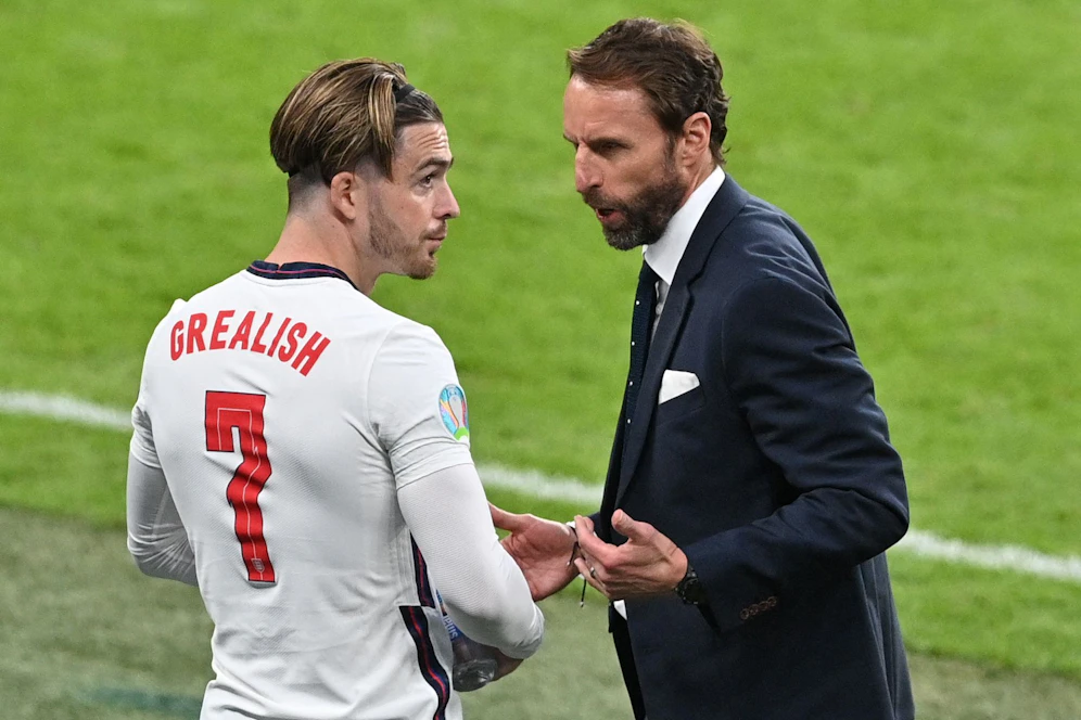 Gareth Southgate erklärt Jack Grealish, dass er wieder vom Feld muss.