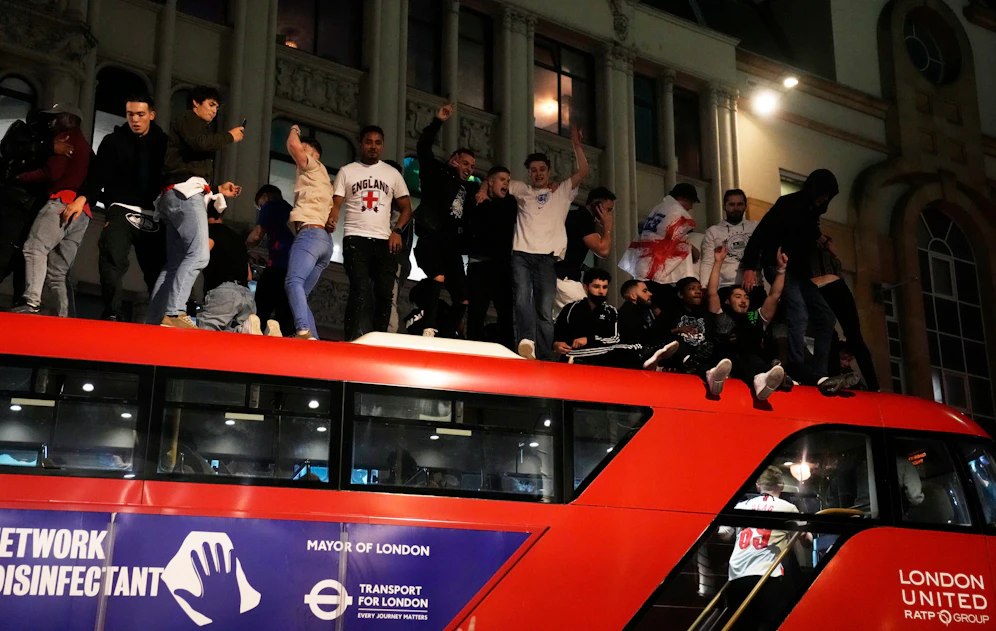 England-Fans erklommen nach dem Halbfinal-Sieg einen Doppeldeckerbus. 