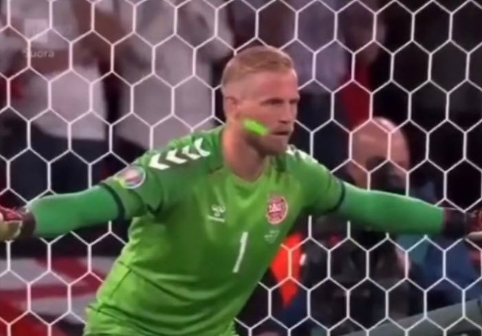 Die Laserpointer-Attacke auf Kasper Schmeichel. 